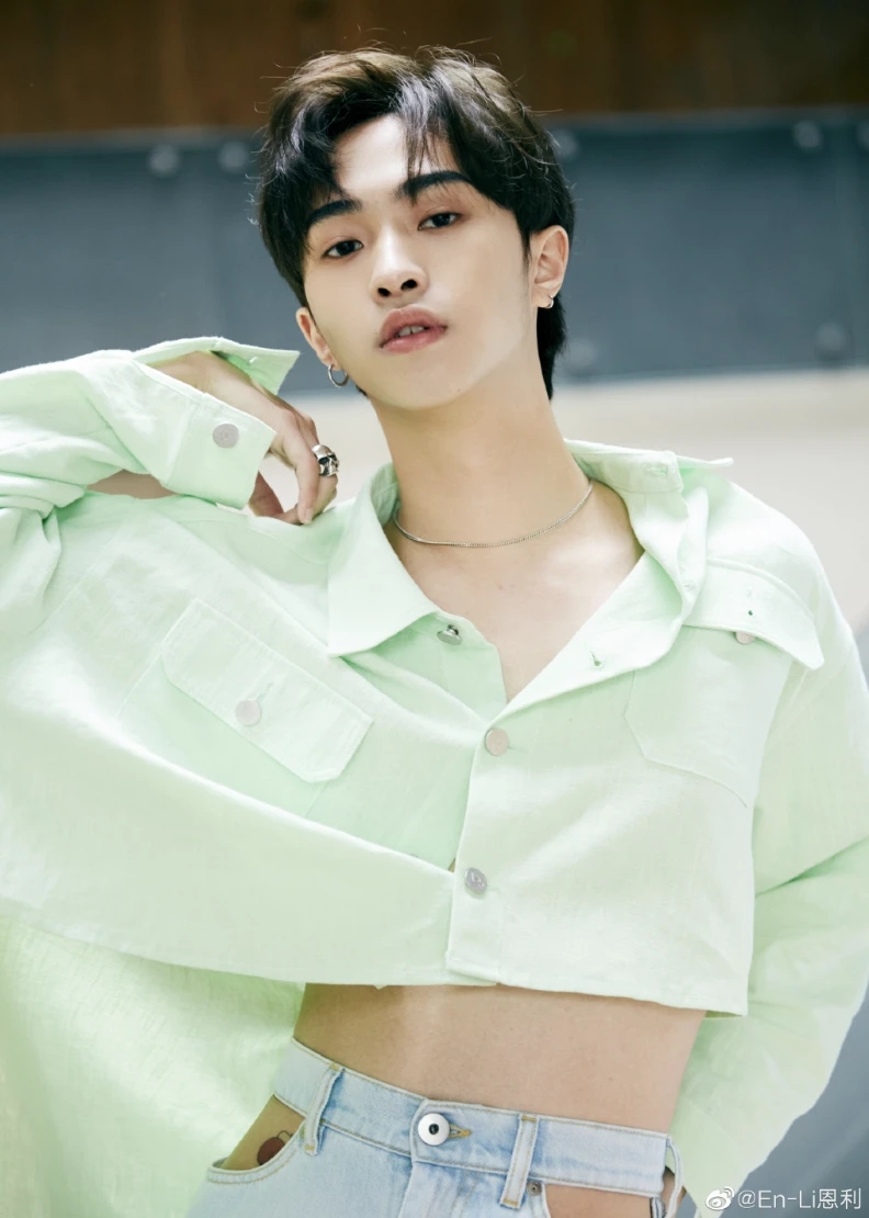 伊能静的儿子哈里(Harry)拍照,穿着个性十足的露腰装,男装风格超级抢眼