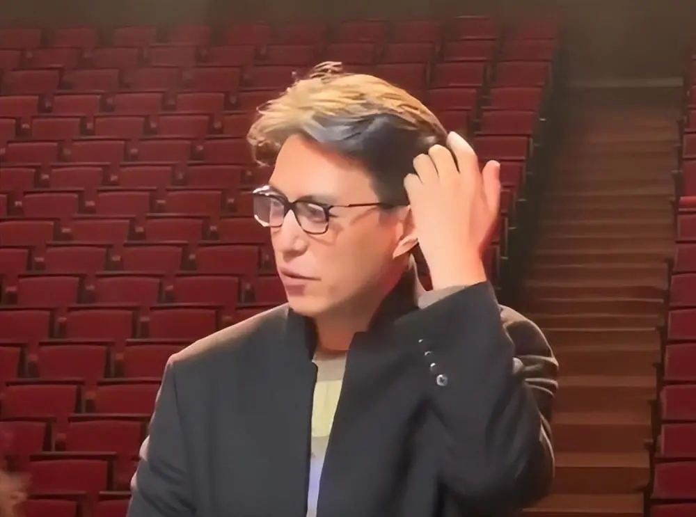 金东低调现身剧场观看演出 他的白发格外惹眼,46岁之前显得苍老了许多