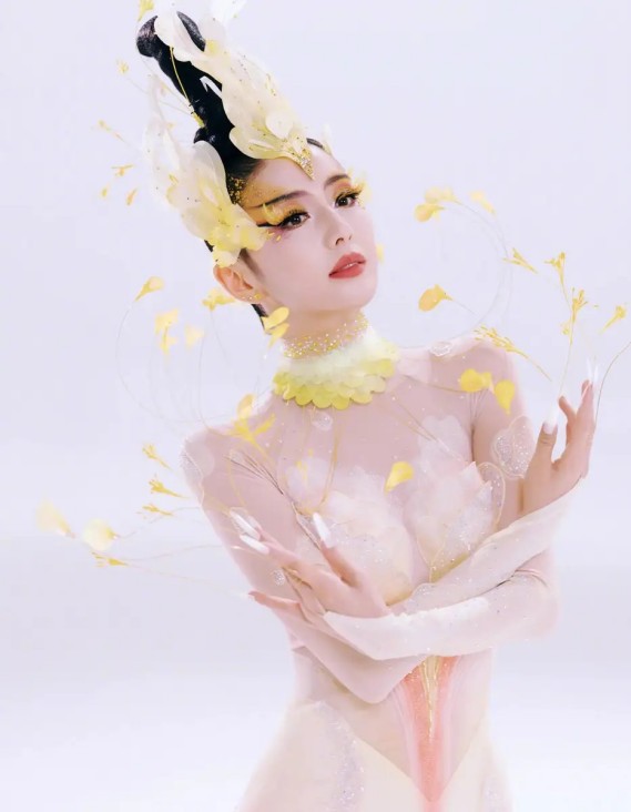 又到年会季。如果与老板觥筹交错很无聊，那你是否接受与同事，在洗浴中心坦诚相待？