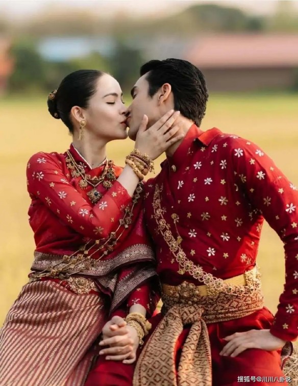 方琼回农村老家参加婚礼，52岁看着像30，独自坐在小板凳上玩手机