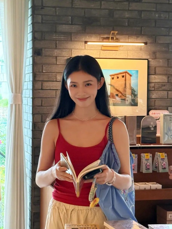 TVB前花旦为1岁女儿大搞生日派对！宝宝含着奶嘴学走路！李亚男岑丽香卫诗等现身